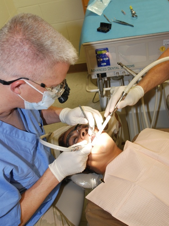 В Воронеже врач стоматологической поликлиники получил травму на работе