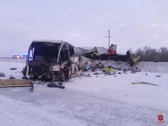 Двоих пострадавших в аварии с автобусом перевезли в больницу Волгограда