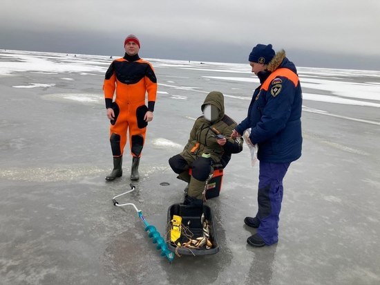 Спасатели искали любителей зимней рыбалки на акватории Ладожского озера