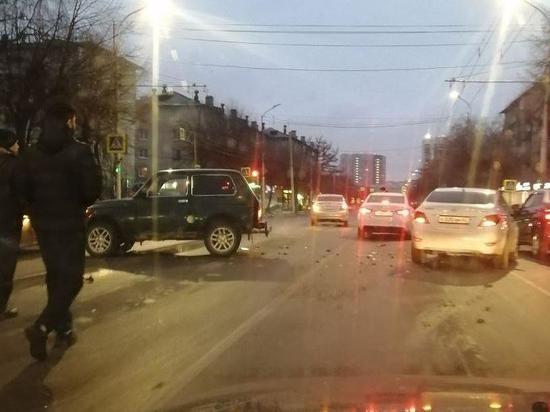 На улице Дзержинского в Рязани произошла авария с участием «Нивы»