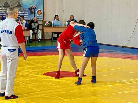 В борьбу за медали на турнире по самбо вступили 80 спортсменов на Сахалине