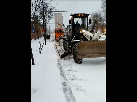 Дорожники всю ночь боролись с последствиями снегопада в Красноярске