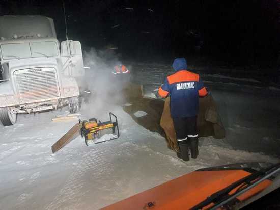 В Тазовском спасатели эвакуировали с трассы водителя заглохшего в мороз грузовика