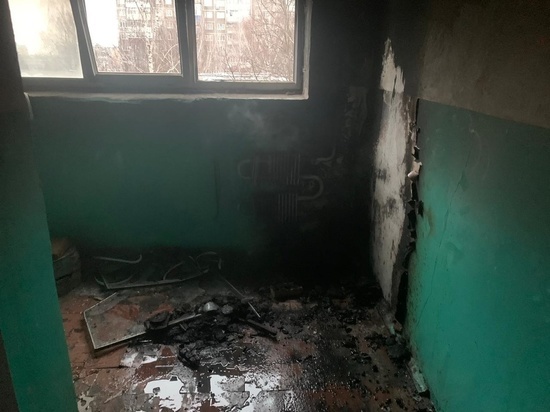 В Курске хулиганы подожгли мусор в подъезде жилого дома