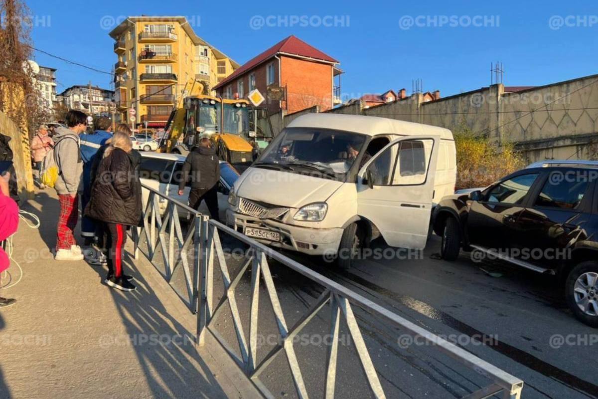 Из-за трактора в Сочи произошла массовая авария - МК Сочи