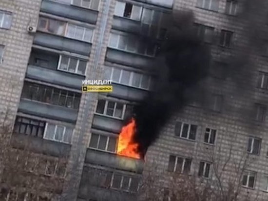 В закрытой квартире в Новосибирске загорелся балкон