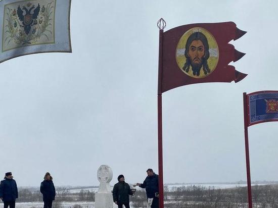 У села Кораблино под Рязанью казаки подняли флаги у поклонного креста