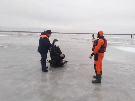 Спасатели провели беседы с рыбаками, выходящими ловить рыбу на Ладожское озеро