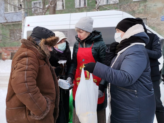 В Кирове во время акции «Автобус милосердия» бездомным раздали продукты и теплую одежду