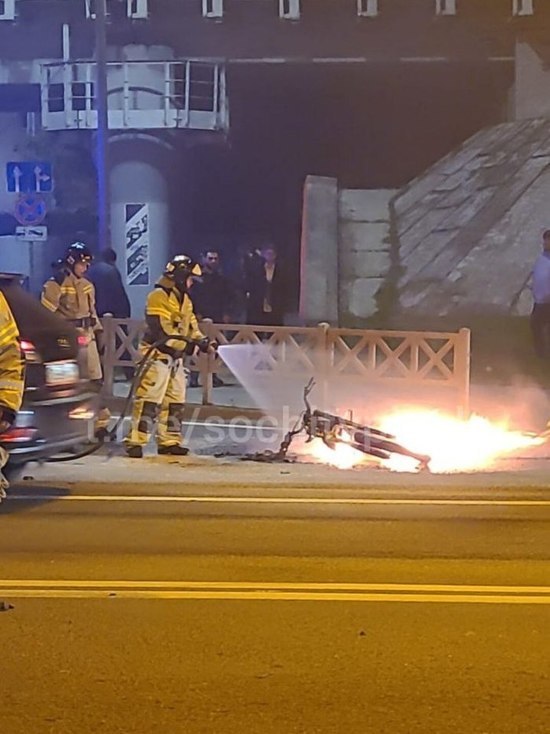 Из-за ДТП в Сочи загорелся мотоцикл
