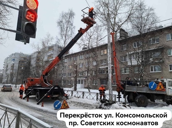 В Архангельске специалисты Горсвета «реанимируют» пострадавшие в новогодние праздники опоры