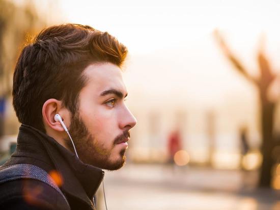 Ученые заявили, что наушники провоцируют снижение слуха