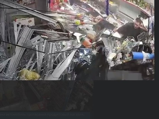В Рязани попал на видео жесткий таран автомобилем продуктового магазина