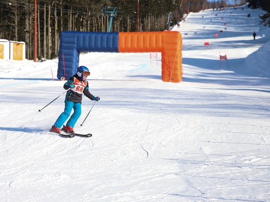 Юные горнолыжники на Сахалине открыли сезон соревнованиями на горе Парковой