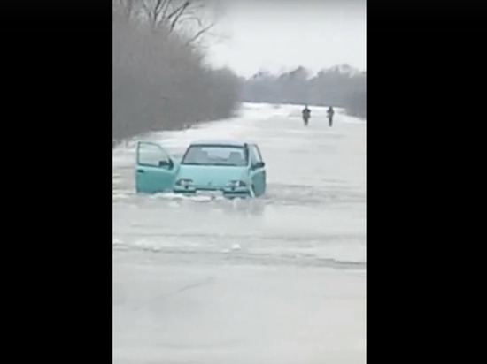 Машина провалилась под лед на затопленной дороге в Подмосковье