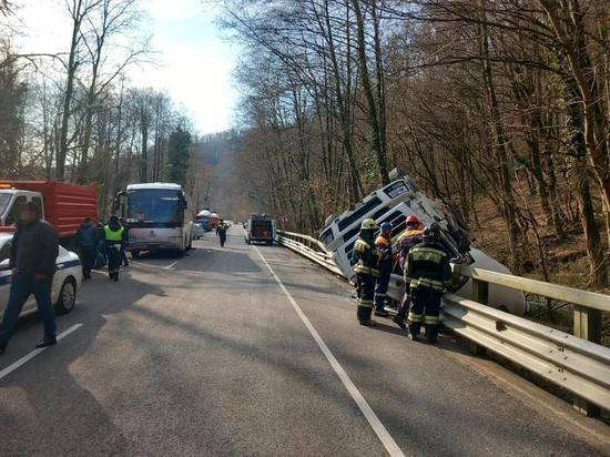 При столкновении грузовика и автобуса на трассе в Сочи погиб автомобилист