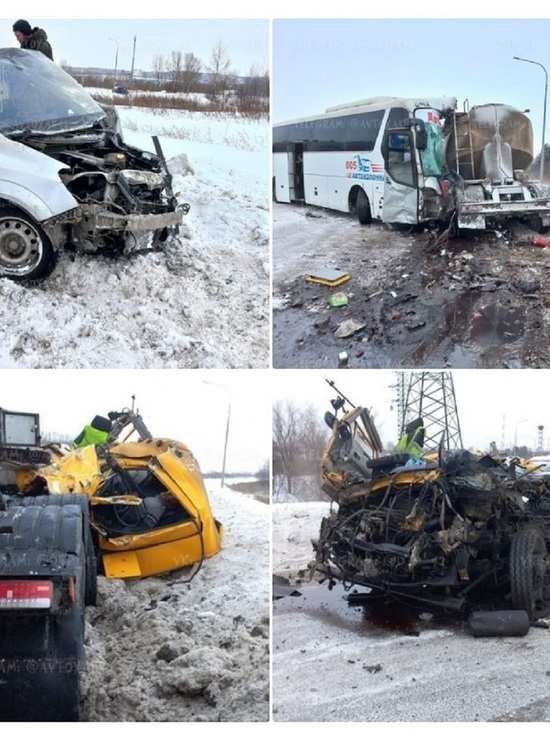Автобус протаранил грузовоз в Новокузнецке и превратил его в груду металла