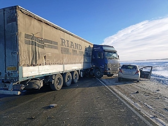 В Омской области в аварии на трассе пострадали мужчина и женщина