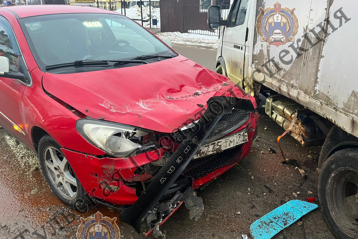 В Щёкино на улице Советской грузовик врезался в Chery M11 - МК Тула