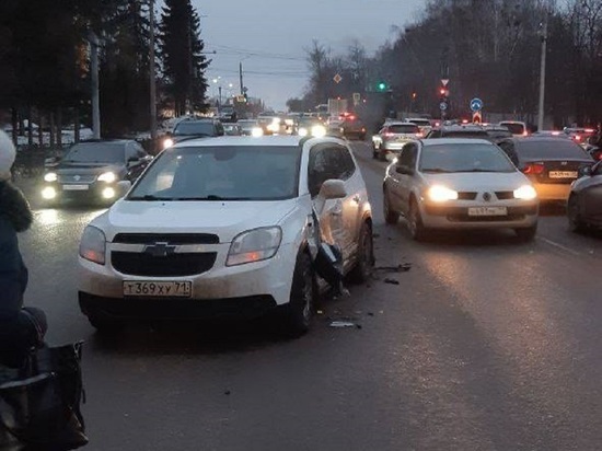 В Туле на улице Оборонной утром 16 января произошло три ДТП за 15 минут