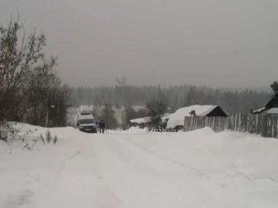 В Кузбассе две машины скорой помощи застряли в прошлогоднем снегу