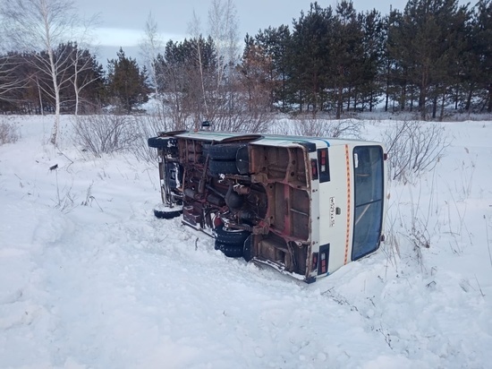 В Омской области на трассе  опрокинулся пассажирский автобус