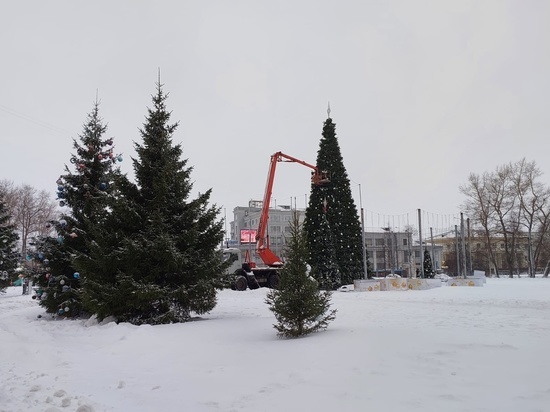 В Архангельске разбирают главную городскую елку