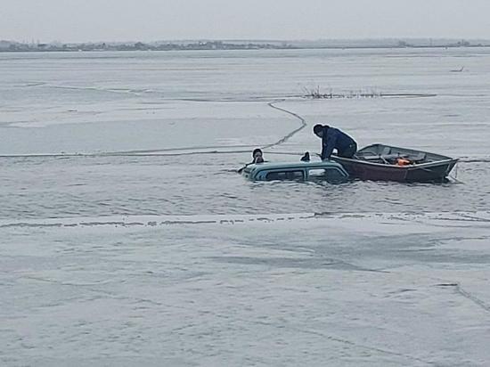 В Ростовской области рыбак погиб, провалившись под лед на машине