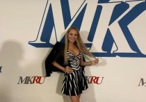 Певица Анна Калашникова в дружеских отношениях со многими звездами, она также ведет мероприятия, поэтому в прямом эфире из-пресс-центра «МК» Анна рассказала, как провели новогодние корпоративы российские звезды