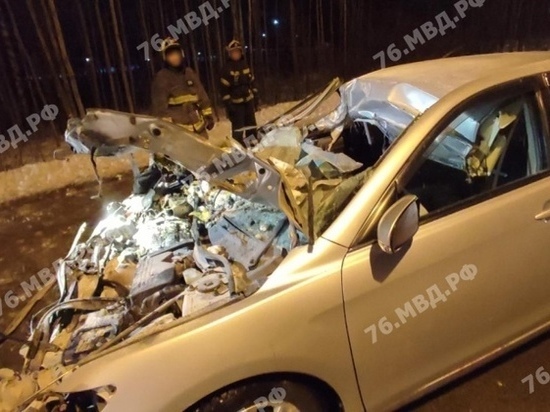 В Ярославской области водитель легковой машины погиб под фурой