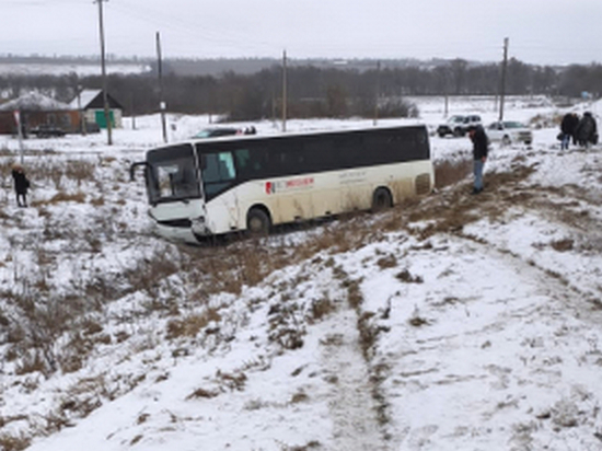 Под Воронежем в кювет съехал автобус с 23 пассажирами