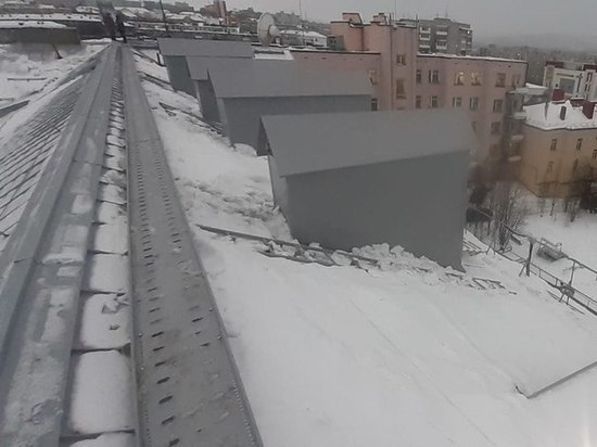 По указу губернатора крышу в мурманской многоэтажке починили за 21 миллион рублей