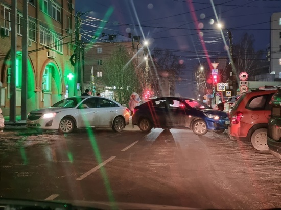 В Курске нелепое ДТП блокировало проезд по улице Садовой