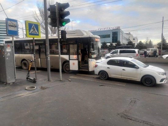 В Ростове водитель легковушки после ДТП с автобусом сбил бабушку