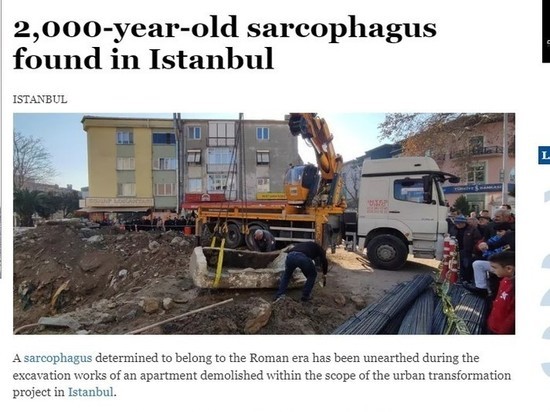 В Стамбуле на улице случайно нашли 2000-летний саркофаг с останками