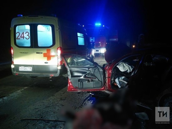 В Татарстане на трассе после ДТП вспыхнула машина: погибли двое