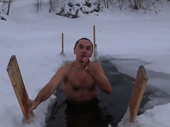 В Новосибирске мужчина записал послание «богу рэпа» Эминему в проруби