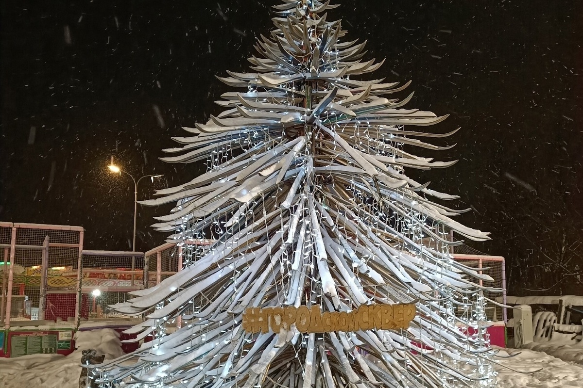 В Рыбинском сквере опять поставили елку из лыж