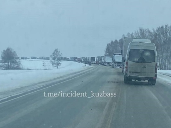 Сильная пробка из грузовиков образовалась на трассе между Кемеровом и Новосибирском