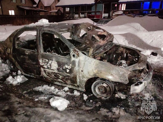 Автомобиль «Рено Логан» горел ночью в Череповце