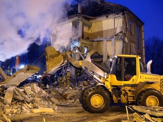 Спасатели продолжают работу на завалах разрушенного обстрелом здания в Донецке