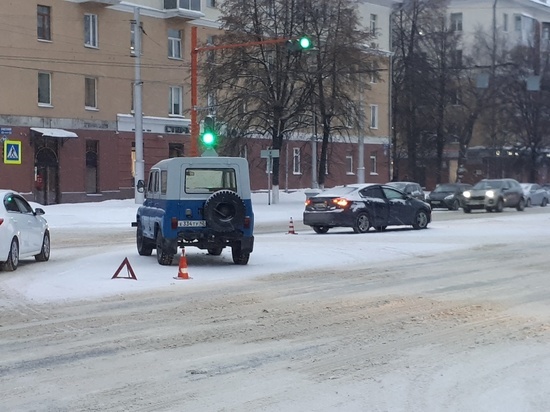 Автомобили столкнулись посреди оживленного перекрестка в центре Кемерова