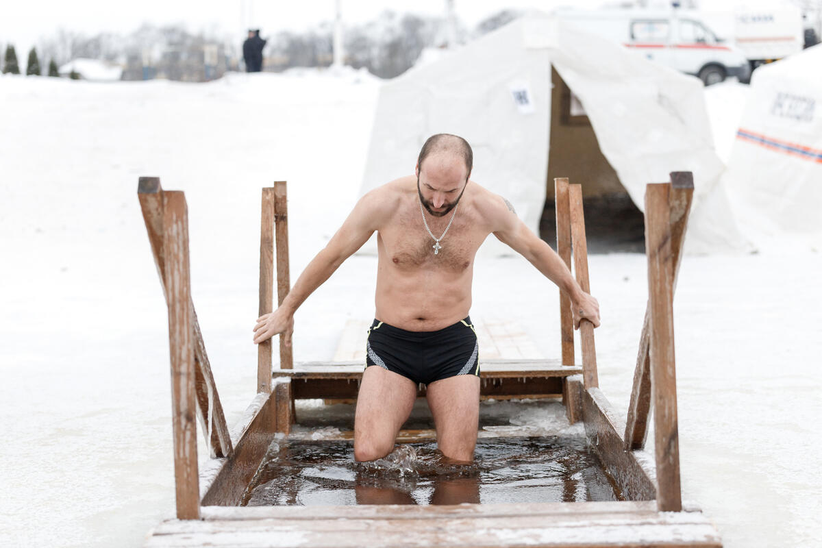 В прорубь на крещение какого числа окунаются. С крещением господним 19 января. В прорубь на крещение какого числа окунаются. В прорубь на крещение какого числа окунаются. Крещение в 2023 проруби оренбург.