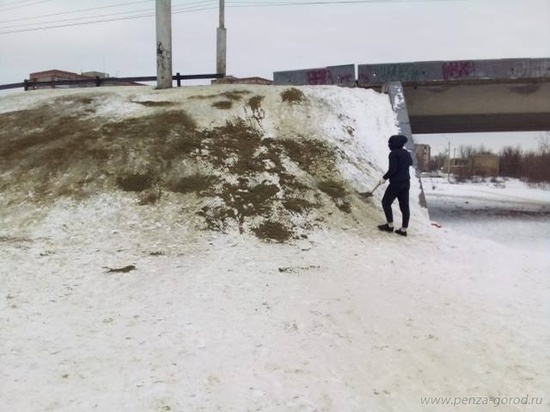 В Пензе ликвидировали опасную ледяную горку