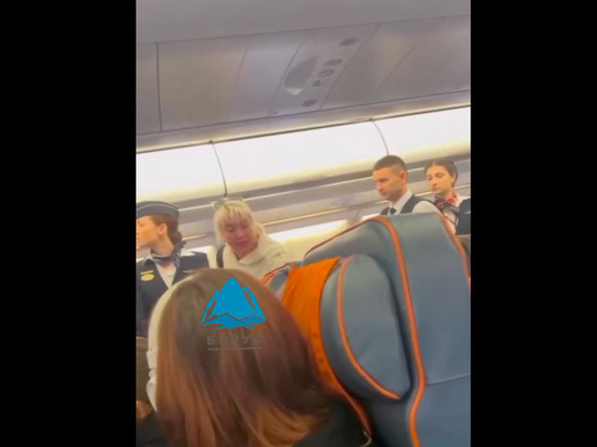В Красноярске появилось видео пассажира-дебошира, из-за которого самолет не мог улететь в Пхукет