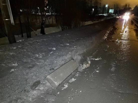 Неизвестные раскидали куски бордюра по Воейковскому шоссе