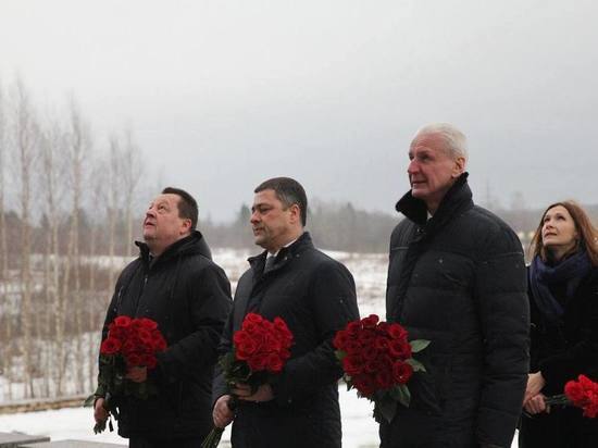 Цветы к мемориалу «Дулаг-100» возложил губернатор Псковской области