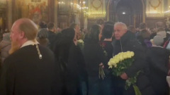 Сергей Гармаш пришел попрощаться с Инной Чуриковой с белыми розами: видео