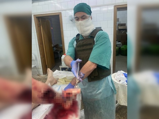 Петербургский хирург в бронежилете достал взрыватель мины из ноги раненного военного