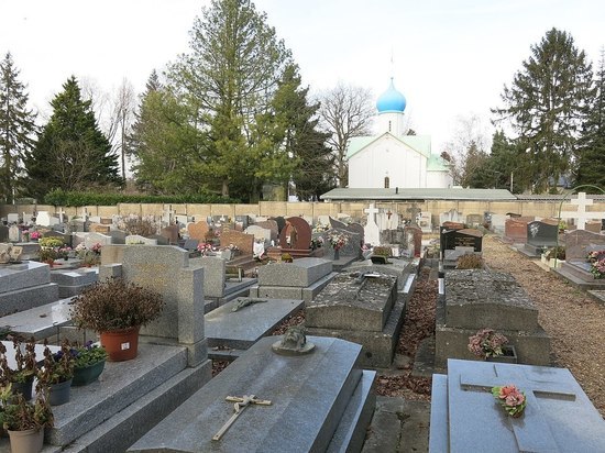 Ситуацию с русским кладбищем Сент-Женевьев-де-Буа назвали мерзким политическим ходом